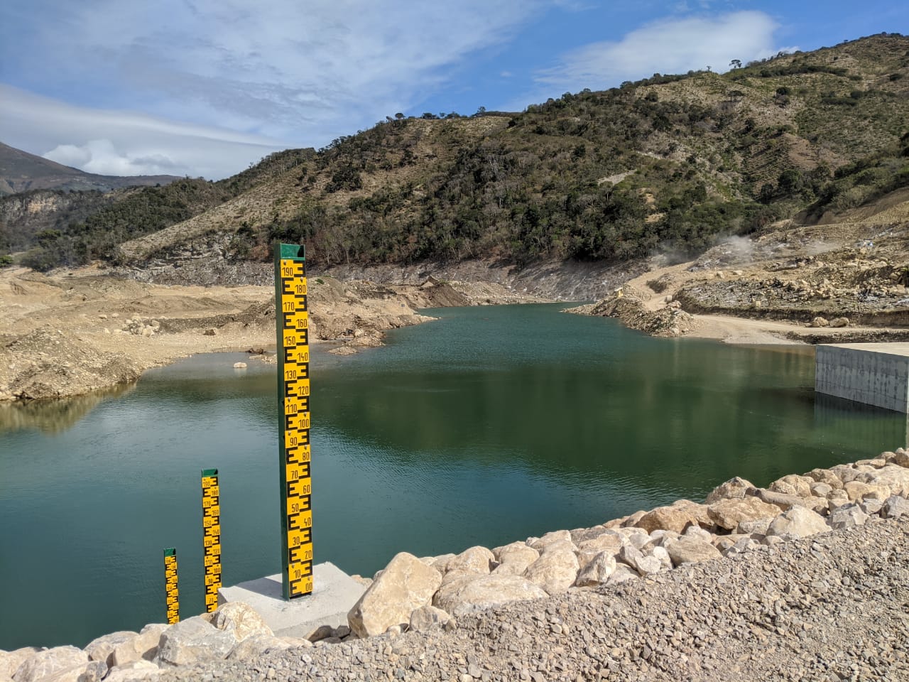 Presa Yacahueque — Instrumentación de monitoreo de embalse